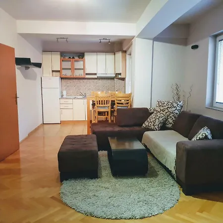 Cosy In Skopje. Comfy, Quiet And In The Centre Of The City. It's All You Need For Your Sightseeing Or Just Visiting. Have A Pleasant Stay. 아파트